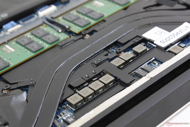 Refroidissement supplémentaire pour les modules VRM du XPS 15 7590, à la différence de la génération précédente. La position des puces a légèrement changé, afin de s'adapter aux dissipateurs thermiques.