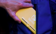 Nintendo pourrait être en train de travailler sur une console portable encore plus facile à mettre en poche que la Switch Lite. (Source de l'image : Nintendo)