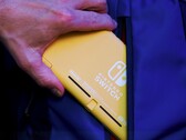 Nintendo pourrait être en train de travailler sur une console portable encore plus facile à mettre en poche que la Switch Lite. (Source de l'image : Nintendo)