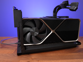 La RTX 4090 FE tient à peine dans un boîtier de GPU externe Razer Core X Chroma. (Image Source : Jarrod's Tech)