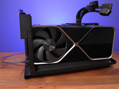 La RTX 4090 FE tient à peine dans un boîtier de GPU externe Razer Core X Chroma. (Image Source : Jarrod's Tech)