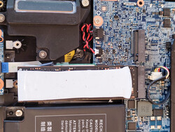 Le SSD avec son coussin thermique et l'emplacement libre pour le SSD