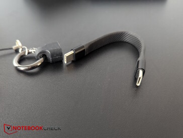 ...un câble USB-C très rapide et court pour les données et l'alimentation (jusqu'à 240 W)