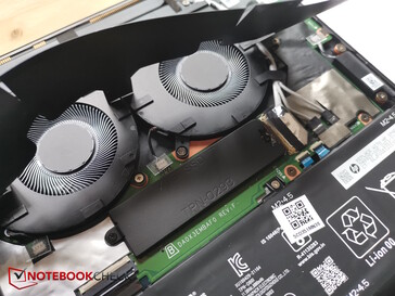 Le disque SSD se trouve près des ventilateurs, sous un film plastique noir.