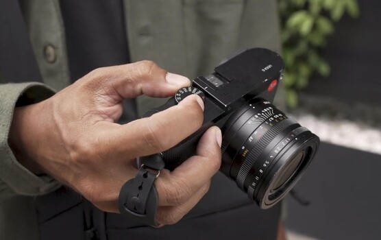 Le Peak Design Micro Clutch est un accessoire pour appareil photo conçu pour atténuer les problèmes d'ergonomie fréquemment rencontrés avec les petits appareils photo. (Source de l'image : Peak Design)