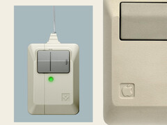 Le nouvel accessoire AirPods Pro 3 de Spigen à côté de la souris Macintosh originale de Apple.