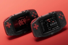 L'édition spéciale pour développeurs du Konkr Pocket Advance est dotée de boutons rouges et d'un boîtier translucide.