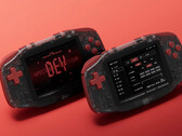 L'édition spéciale pour développeurs du Konkr Pocket Advance est dotée de boutons rouges et d'un boîtier translucide.