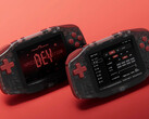 L'édition spéciale pour développeurs du Konkr Pocket Advance est dotée de boutons rouges et d'un boîtier translucide.