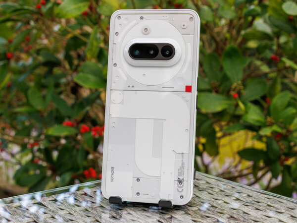 Le Nothing Phone (3a) Lite sera disponible en noir et en blanc, comme le Nothing Phone 3a (photo). (Source de l'image : Notebookcheck)