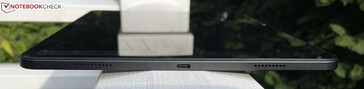 À droite : haut-parleur, USB-C 2.0, haut-parleur