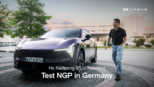 He Xiaopeng, PDG et président de Xpeng, et Liu Xianming, directeur du Centre d'intelligence générale (GIC) de Xpeng, testent le NGP dans les conditions de circulation allemandes.