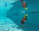 Le Youtuber teste son casque de plongée auto-imprimé dans sa piscine