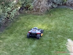 Luba 2 mini AWD 1000 au travail, au crépuscule, avec ses lumières allumées.