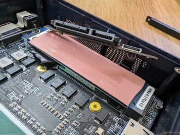 Emplacement primaire M.2 2280 PCIe4 x4 NVMe + baie secondaire SATA III de 2,5 pouces sur le dessus. Le module WLAN amovible se trouve sous le SSD M.2