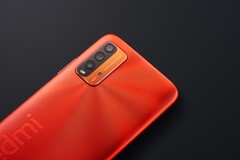 Xiaomi Redmi 9T dans l'orange du lever du soleil. (Source de l'image : Xiaomi)
