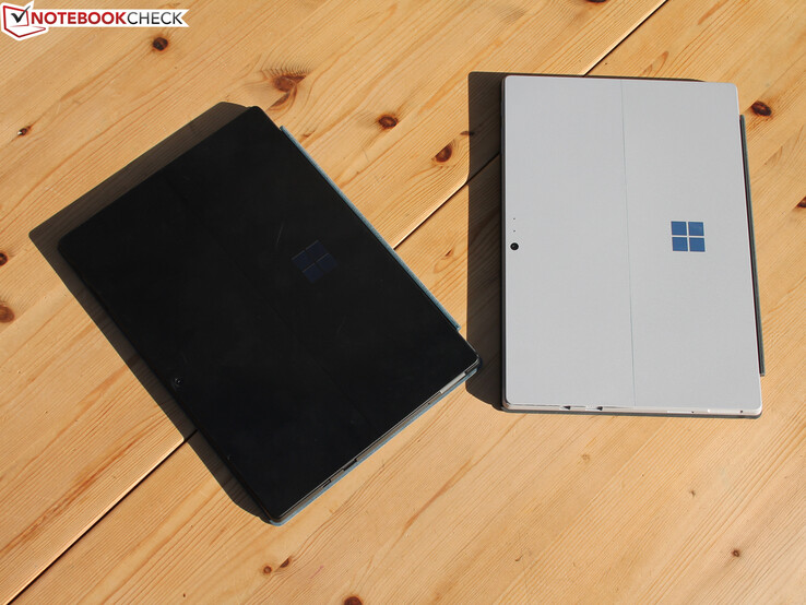 Microsoft Surface Pro 6 i5 couleur argent (à droite).