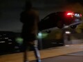 Une vidéo YouTube correspondante montre une Tesla Model S volant dans les airs avant de s'écraser sur plusieurs voitures garées (Image : Alex Choi, YouTube)