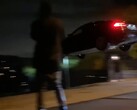 Une vidéo YouTube correspondante montre une Tesla Model S volant dans les airs avant de s'écraser sur plusieurs voitures garées (Image : Alex Choi, YouTube)