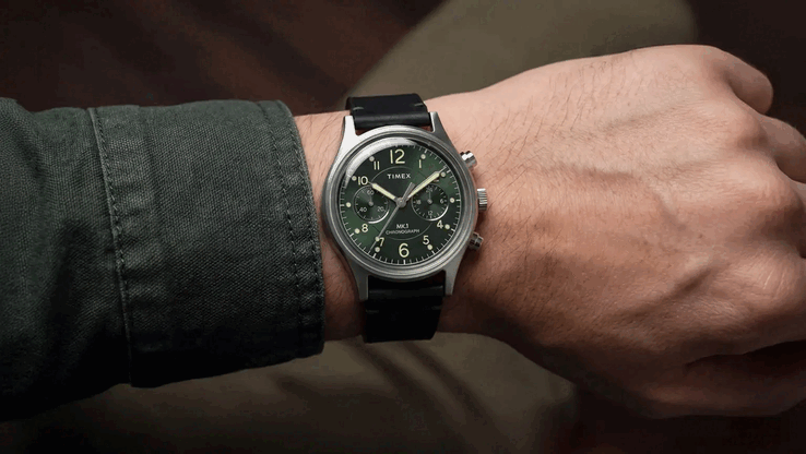 Les montres sont livrées avec des bracelets en cuir de 20 mm de large, équipés de barrettes à dégagement rapide, et sont étanches jusqu'à 50 mètres.