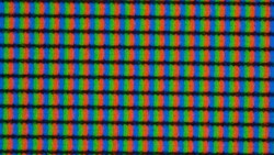 La grille des sous-pixels est légèrement floue sous la surface mate de l'écran.