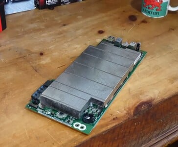 Carte AMD BC250 dotée d'un grand dissipateur passif (Source de l'image : Budget-Builds Official via YouTube)