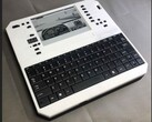 L'Evertop PC est un clone d'IBM XT doté d'une autonomie de 500 heures et d'un système de recharge solaire. (Source de l'image : ericjenott via Github)