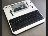 L'Evertop PC est un clone d'IBM XT doté d'une autonomie de 500 heures et d'un système de recharge solaire. (Source de l'image : ericjenott via Github)