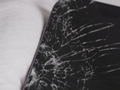 L&#039;écran de l&#039;iPhone 17 Pro (photo) s&#039;est brisé lors de la première tentative de chute, mais il a continué à fonctionner normalement par la suite. (Source de l&#039;image : Allstate Protection Plans/YouTube)