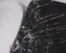 L'écran de l'iPhone 17 Pro (photo) s'est brisé lors de la première tentative de chute, mais il a continué à fonctionner normalement par la suite. (Source de l'image : Allstate Protection Plans/YouTube)