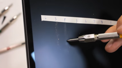 Gratte au niveau 3, avec...attendez, quoi ?! (Source : JerryRigEverything via YouTube)