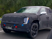 La prochaine camionnette électrique de Kia a été aperçue en train de faire des essais sur les routes américaines avant son lancement officiel. (Source de l'image : KindelAuto sur YouTube)