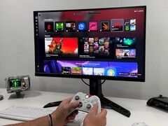 Interface Windows 11 Full Screen Experience (FSE) affichée sur un moniteur avec une manette Xbox utilisée pour la navigation (Source de l'image : YouTube/ETA Prime)