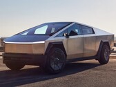 Un Cybertruck Tesla. Tesla offre un an de conduite à l'échelle réelle (Full Scale Driving - FSD) à ses propriétaires (Image source : Greg Pajo Car and Driver)
