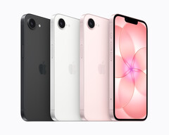 Alors que l'iPhone 16e n'existe qu'en noir et blanc, Apple propose l'iPhone 17e dans un coloris rose pâle supplémentaire.