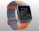 La Fitbit Ionic en bleu corail et orange vif (Source : Fitbit)