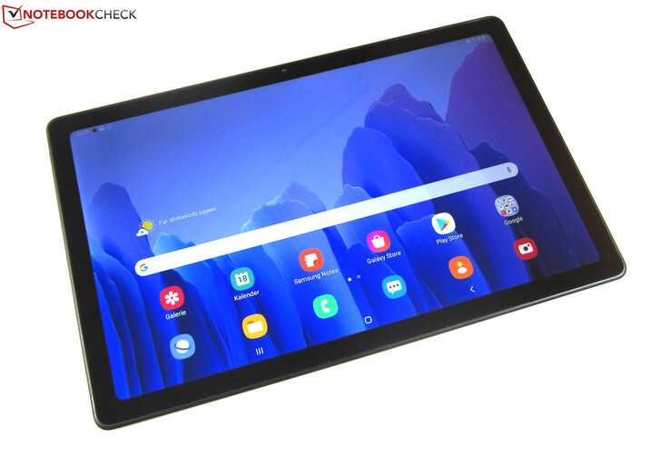 Pesant 477 grammes, la tablette Samsung Galaxy Tab A7 LTE est relativement légère pour une tablette de 10,4 pouces, et avec son boîtier mince de 7 mm, elle est confortable à tenir.