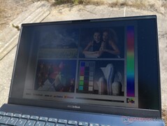 Asus ZenBook UX425EA - À l'extérieur en plein soleil.
