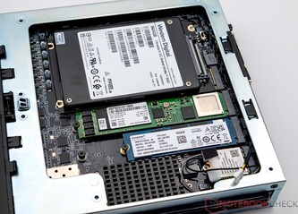Minisforum MS-01 équipé de trois SSD