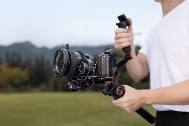 Montré ici avec une mise au point motorisée (Source de l'image : Hohem)