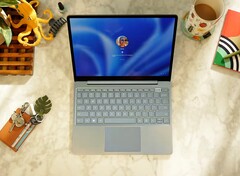 Microsoft a apporté des changements minimes entre le Surface Laptop Go 2 et son successeur. (Source de l'image : Microsoft)