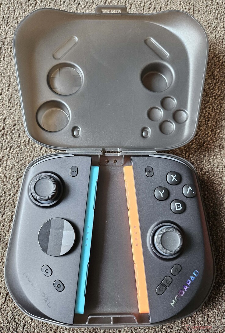 L'étui protège les Joy-Cons et offre également un emplacement pour le support en option.