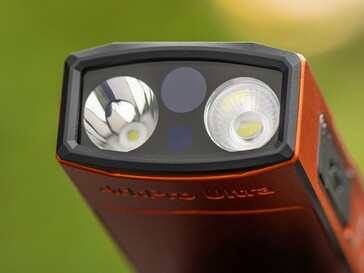 L'Olight ArkPro Ultra dispose d'un projecteur à faisceau large, d'un projecteur à faisceau étroit, d'une lumière UV et d'un laser vert.