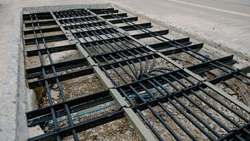 Le département des transports de l'Indiana a recouvert les bobines de l'émetteur de Purdue de béton routier. (Source de l'image : Kelsey Lefever/Université de Purdue)