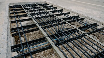 Le département des transports de l'Indiana a recouvert les bobines de l'émetteur de Purdue de béton routier. (Source de l'image : Kelsey Lefever/Université de Purdue)