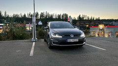 Une VW électrique en train de charger dans un stand Tesla (image : OfficialQzf/Reddit)