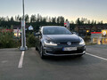 Une VW électrique en train de charger dans un stand Tesla (image : OfficialQzf/Reddit)