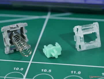 Démontage de l'aiguillage Wooting Lekker Tikken - il y a une fine couche de lubrifiant sur les rails de l'aiguillage, mais pas trop pour ne pas avoir l'impression qu'ils sont lents (Source de l'image : Julian van der Merwe / Notebookcheck)