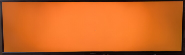 Les couleurs semblent également plus foncées et moins saturées vers les bords