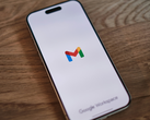 Un iPhone avec le logo Gmail sur l'écran.
